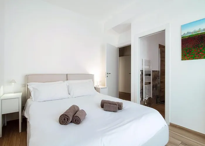 Piazza Roma - The House Of Travelers