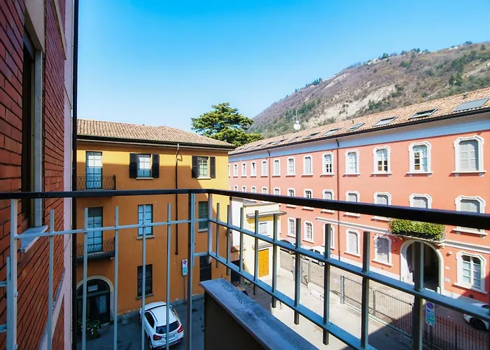 Piazza Roma - The House Of Travelers * Como