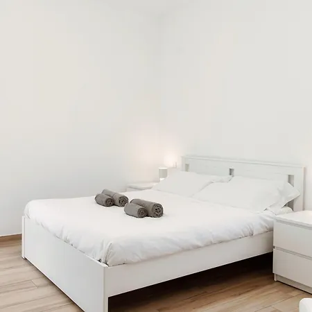 Piazza Roma - The House Of Travelers